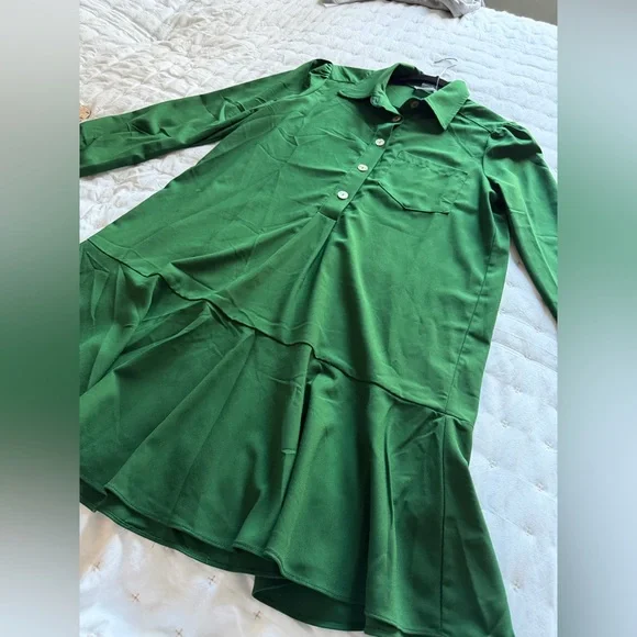 Green Avara dress with front pocket and button up front. Size: S - Picture 2 of 4
